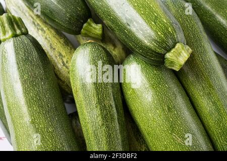 Sfondo di zucchine fresche. Vista dall'alto. Zucchine fresche verdi accatastate in un colpo di mucchio dall'alto. Foto Stock