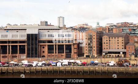 Newcastle upon Tyne Inghilterra: 10 febbraio 2019: Vista del mercato domenicale di Quayside da Gateshead (fiume Tyne) Foto Stock