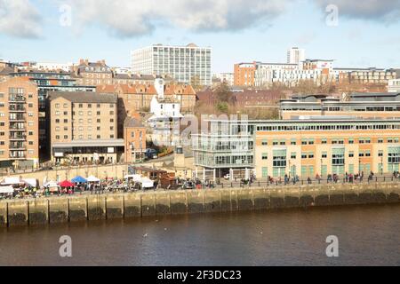 Newcastle upon Tyne Inghilterra: 10 febbraio 2019: Vista del mercato domenicale di Quayside da Gateshead (fiume Tyne) Foto Stock