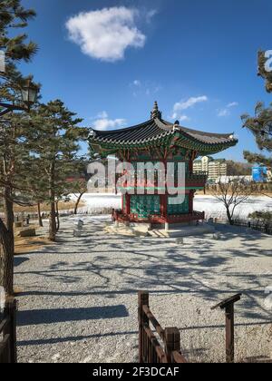 Cheongsong Pavilion su Pine Island a Pyeongchang, Corea del Sud. E' un'imitazione del Padiglione Hyangwon Foto Stock