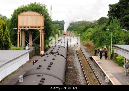 Con le valvole di sicurezza che si sollevano, LMS Black Five No 44932 si ferma per una fermata d'acqua a Kemble mentre trasporta la Cathedrals Express a Gloucester, 12.08.2010. Foto Stock