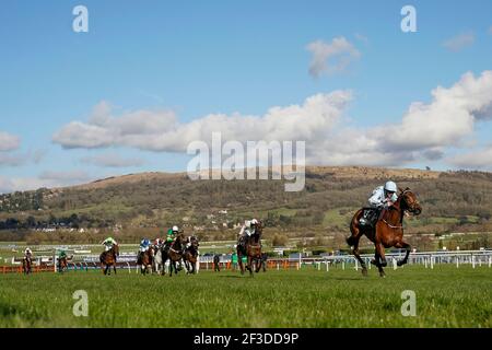 Rachael Blackmore riding Honeysuckle libera l'ultimo a vincere il Trofeo Unibet Champion Hurdle Challenge durante il primo giorno del Cheltenham Festival all'ippodromo di Cheltenham. Data immagine: Martedì 16 marzo 2021. Foto Stock