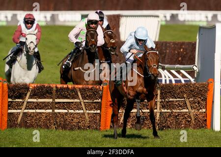 Rachael Blackmore riding Honeysuckle libera l'ultimo a vincere il Trofeo Unibet Champion Hurdle Challenge durante il primo giorno del Cheltenham Festival all'ippodromo di Cheltenham. Data immagine: Martedì 16 marzo 2021. Foto Stock