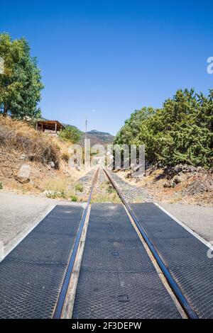 binari del treno vuoti che partono in lontananza Foto Stock