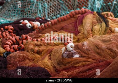 Vecchie reti da pesca pile con reti e galleggianti Foto Stock