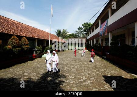 Gli studenti indonesiani indossano una maschera protettiva a piedi presso la scuola elementare di Bogor Regency, Indonesia, il 15 marzo 2021. Come 170 scuole a Bogor Regency, Giava Occidentale, hanno iniziato a tenere prove di apprendimento faccia a faccia fino al 10 aprile 2021 in mezzo al coronavirus COVID-19 pandemia. (Foto di Adrian Adi / INA Photo Agency / Sipa USA) Foto Stock