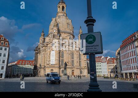DRESDA, GERMANIA - Mar 12, 2021: Maschera obbligatoria shiel nella zona pedonale di Dresda presso la Frauenkirche Foto Stock