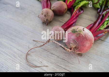 Barbabietole rosse sul tavolo del kichen Foto Stock