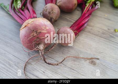 Barbabietole rosse sul tavolo del kichen Foto Stock