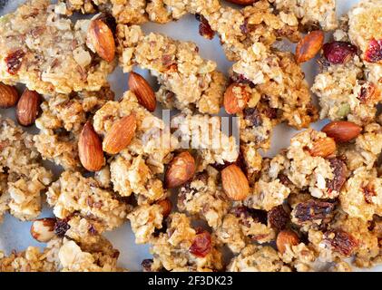 Vista ravvicinata del granulo intero con frutta e noci su un piatto. Foto Stock