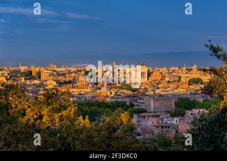 Città di Roma tramonto paesaggio urbano in Italia, vista dal Gianicolo (Gianicolo). Foto Stock