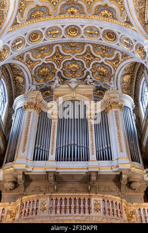 Chiesa di San Luigi dei francesi (italiano: San Luigi dei Francesi) interno, organo a pipa di Joseph Merklin (1881) a Roma, Lazio, Italia Foto Stock