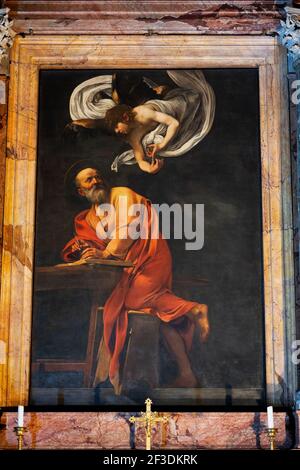 L'ispirazione di San Matteo (1602, olio su tela) dipinto dal maestro barocco italiano Caravaggio nella Chiesa di San Luigi dei francesi a Roma, Ita Foto Stock