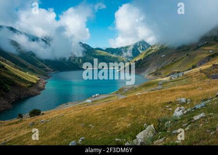 Vista panoramica sul lago di montagna coperto dalle nuvole estive Foto Stock