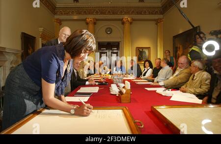 Tracy Emin assume ufficialmente il suo ruolo di Accademico Firmando il rotolo di obbligo alla Royal Academy Di Arte a Londra pic David Sandison Foto Stock