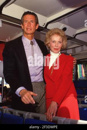 UNIVERSAL CITY, CA - MARZO 25: Attore Anthony Perkins e attrice Janet Leigh partecipano alla celebrazione dei 50 milionesimi clienti del 'Millionth' Universal Studios Tour il 25 Marzo 1987 agli Universal Studios di Universal City, California Credit: Ralph Dominguez/MediaPunch Foto Stock