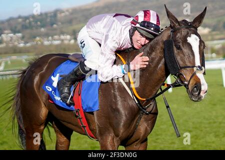 Jack Kennedy festeggia dopo aver cavalcato Black Tears per vincere l'ostacolo di Close Brothers Mares durante il primo giorno del Cheltenham Festival all'ippodromo di Cheltenham. Data immagine: Martedì 16 marzo 2021. Foto Stock