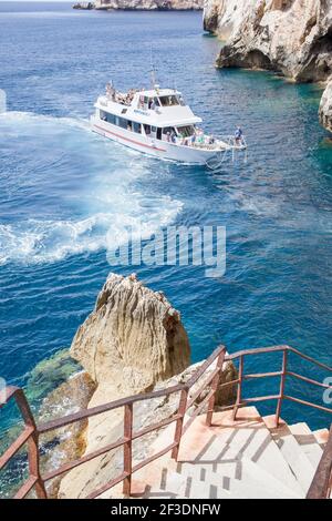 Un'escursione in barca in Sardegna per vedere la grande scogliera formazioni e grotte Foto Stock