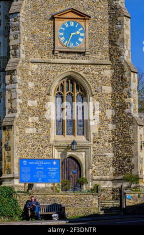 Chiesa medievale collinare di San Giovanni Battista, la Chiesa Anglicana Parrocchiale di Pinner, Harrow, Middlesex, Londra nord-occidentale. Inghilterra, Regno Unito Foto Stock