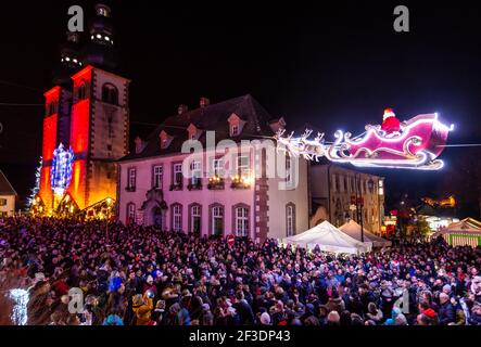 Festa di Natale con santa volare sulla folla alla Chiesa del Priorato delle sette rose nel villaggio di Saint-Quirin in Mosella, Francia Foto Stock