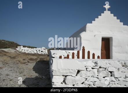 Paesaggio rurale con una tradizionale cappella greco-ortodossa imbiancata nell'isola di Amorgos, Cicladi Grecia. Foto Stock