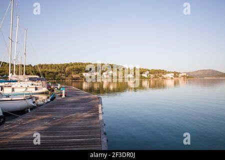 Il Porto Conte Marina sorge in una riserva naturale di Alghero in Sardegna. L'immagine mostra la passerella in legno. Foto Stock