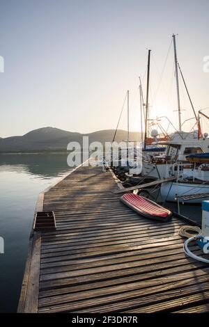 Porto Conte Marina è situato in una riserva naturale di Alghero in Sardegna.Image mostra passerella in legno. Foto Stock