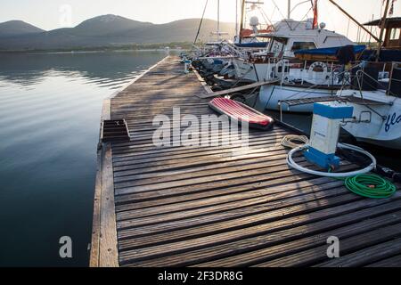 Il Porto Conte Marina sorge in una riserva naturale di Alghero in Sardegna. L'immagine mostra la passerella in legno. Foto Stock