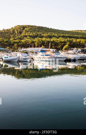 Il Porto Conte Marina sorge in una riserva naturale di Alghero in Sardegna. Foto Stock
