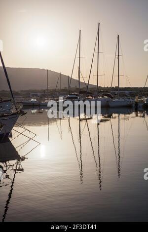 Il Porto Conte Marina sorge in una riserva naturale di Alghero in Sardegna. Foto Stock