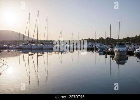 Il Porto Conte Marina sorge in una riserva naturale di Alghero in Sardegna. Foto Stock
