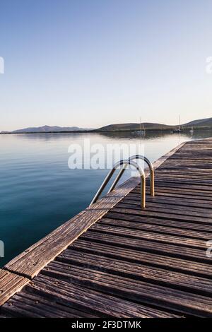 Il Porto Conte Marina sorge in una riserva naturale, nella zona di Porto Fertilia Alghero, in Sardegna. L'immagine mostra la passerella in legno con scale in metallo Foto Stock