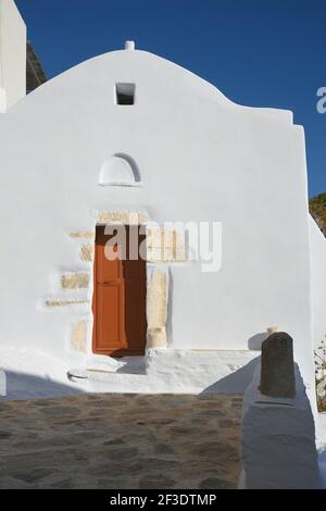 Tradizionale cappella ortodossa greca imbiancata nell'isola di Amorgos, Cicladi Grecia. Foto Stock