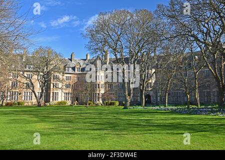 Esterno delle sale di residenza di San Salvatore presso l'Università di St Andrews in una giornata di sole Foto Stock