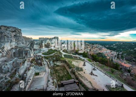 Vista aerea del sito antico. Vecchio castello o rovina fortezza. Spettacolare cielo arancione/teal sull'oceano. Nuvole pesanti prima della tempesta. Foto Stock