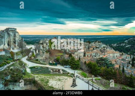 Vista aerea del villaggio storico sulla costa del mare. Spettacolare cielo arancione/teal sull'oceano. Nuvole pesanti prima della tempesta. Foto Stock