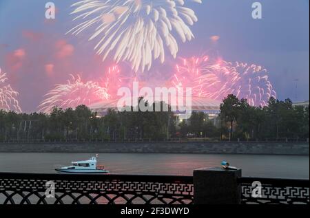 Fuochi d'artificio sopra Mosca vicino alla grande arena sportiva (Stadio) Luzhniki Olympic Complex -- Stadio per la Coppa del mondo FIFA 2018 in Russia Foto Stock