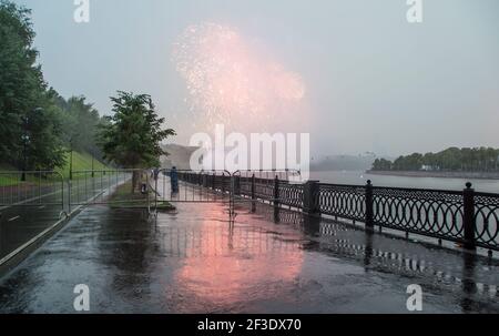 Fuochi d'artificio sopra Mosca vicino alla grande arena sportiva (Stadio) Luzhniki Olympic Complex -- Stadio per la Coppa del mondo FIFA 2018 in Russia Foto Stock