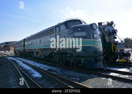 Varie locomotive attendono il restauro, situato presso il sito storico nazionale di Steamtown, situato su 62.48 ettari nel centro di Scranton, Pennsylvania, USA, Steamtown National Historic Site è un museo ferroviario con molte locomotive e materiale rotabile in varie fasi del restauro. Foto Stock