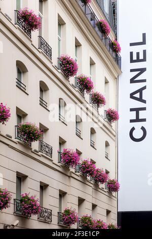 Fiori nelle finestre balconi sulla facciata anteriore del Castille Hotel con cantiere Chanel lungo Rue Cambon vicino a Place Vendome, Parigi, Francia Foto Stock