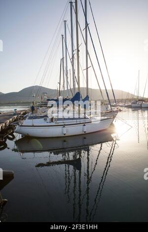Il Porto Conte Marina sorge in una riserva naturale di Alghero in Sardegna. Foto Stock