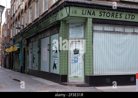 Chiuso al negozio Lina Stores di Soho, mentre il rinchiuso nazionale del coronavirus tre continua il 5 marzo 2021 a Londra, Regno Unito. Con la tabella di marcia per uscire dal blocco è stata definita, questa chiusura a livello nazionale continua a consigliare a tutti i cittadini di seguire il messaggio di rimanere a casa, proteggere l'NHS e salvare vite, e le strade della capitale sono tranquille e vuote di un numero normale di persone. Foto Stock