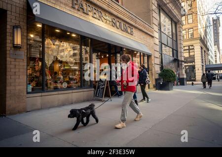 New York, Stati Uniti. 13 Marzo 2021. Un negozio Paper Source sulla Fifth Avenue nel quartiere di Flatiron a New York sabato 13 marzo 2021. La catena di cancelleria ha recentemente depositato per la protezione fallimentare del capitolo 11 negando effettivamente il pagamento ai suoi fornitori, molti dei quali sono piccole imprese di proprietà femminile. (Foto di Richard B. Levine) Credit: Sipa USA/Alamy Live News Foto Stock