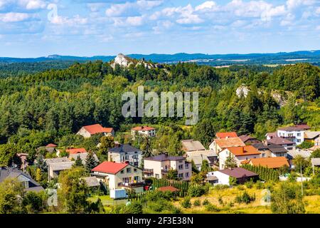 Podzamcze, Polonia - 25 agosto 2020: Panorama di Podzamcze e Gora Birow Monte antica roccaforte visto dal Castello di Ogrodzieniec nella regione della Slesia Foto Stock