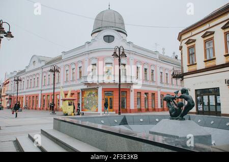 DISTRETTO DI BRCKO, BOSNIA-ERZEGOVINA - 24 dicembre 2020: Scatto diurno di 'Fontana della giovinezza' di Sead Ekmecic Foto Stock