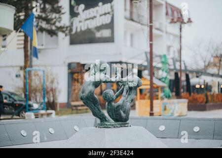 DISTRETTO DI BRCKO, BOSNIA-ERZEGOVINA - 24 dicembre 2020: Scatto diurno di 'Fontana della giovinezza' di Sead Ekmecic Foto Stock