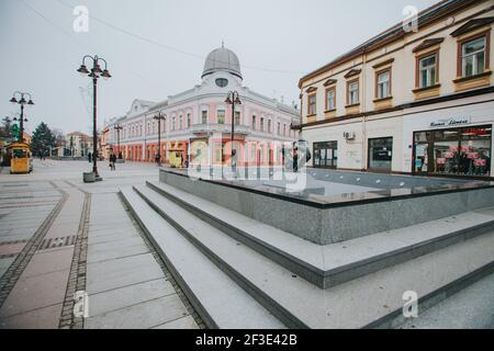 DISTRETTO DI BRCKO, BOSNIA-ERZEGOVINA - 24 dicembre 2020: Scatto diurno di 'Fontana della giovinezza' di Sead Ekmecic Foto Stock