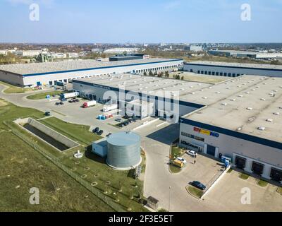 Vista aerea degli edifici nel parco logistico. Grandi magazzini e impianti ecologici. Concetto di trasporto e logistica. Foto Stock