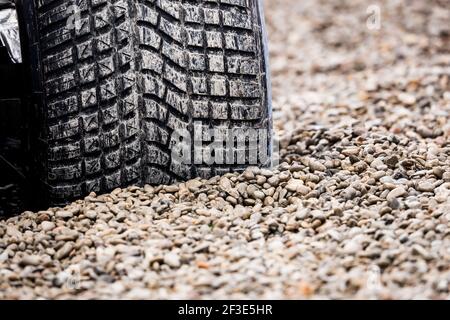 Pneumatico da pioggia Pirelli in ghiaia durante i test invernali di Formula 1 2018 a Barcellona, Spagna dal 26 febbraio al 01 marzo - Foto Florent Gooden / DPPI Foto Stock