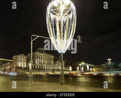 Natale e Capodanno illuminazione notturna, Casa Pashkov, palazzo neoclassico vicino al Cremlino (di Vasily Bazhenov), Mosca, Russia Foto Stock